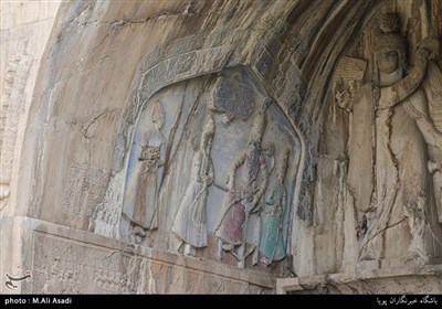 مسافران تابستانی در طاق بستان