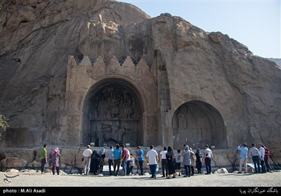 مسافران تابستانی در طاق بستان