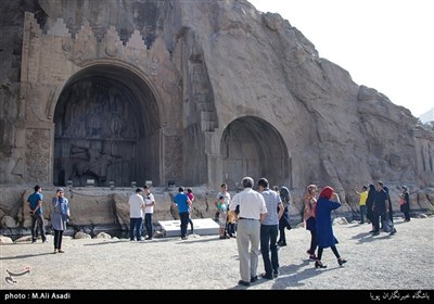 مسافران تابستانی در طاق بستان