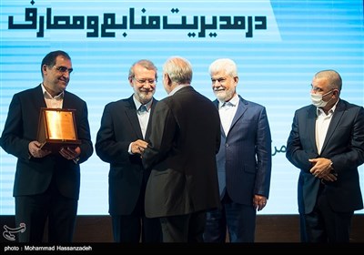 تقدیر از برگزیدگان توسط علی لاریجانی رئیس مجلس و حسن قاضی زاده هاشمی وزیر بهداشت