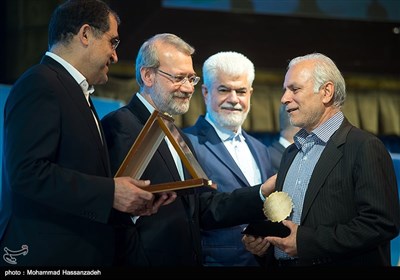 تقدیر از برگزیدگان توسط علی لاریجانی رئیس مجلس و حسن قاضی زاده هاشمی وزیر بهداشت
