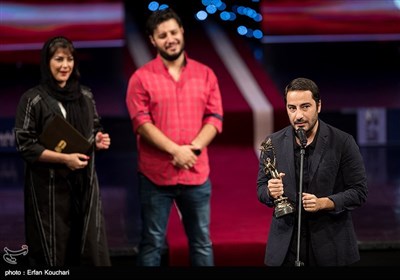 جایزه بهترین نقش مکمل مرد برای بازی در فیلم «بدون تاریخ، بدون امضاء» به نوید محمدزاده تعلق گرفت.
