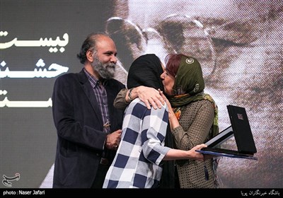 تجلیل از مریم کاظمی در اختتامیه بیست و سومین جشنواره تئاتر استان تهران 
