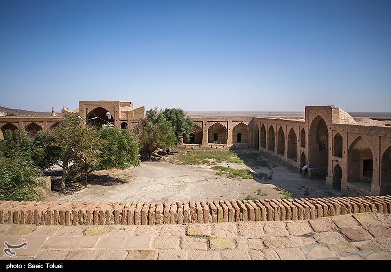 آماده‌سازی کاروانسرای عباسی سمنان برای بازدید مردم و گردشگران تا نوروز 1400/ رونق صنعت گردشگری از اهداف احیای کاروانسرای تاریخی