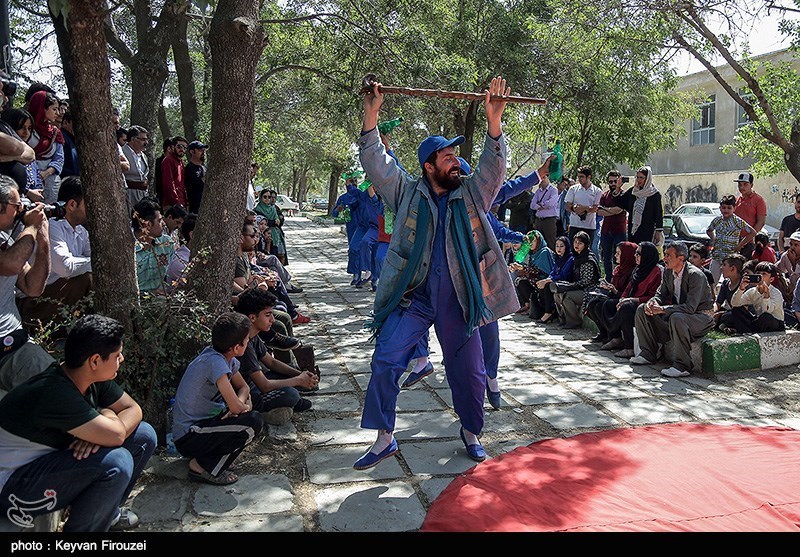 کردستان| جای خالی ظرفیت‌های هنری کشورهای عربی در تئاتر خیابانی مریوان محسوس است
