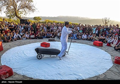 اجراهای روز آخر جشنواره بین المللی تئاتر خیابانی مریوان