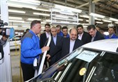 وزیر صنعت در تبریز: وجود تعدادی خودرو در انبار خودروسازها به‌منزله احتکار نیست