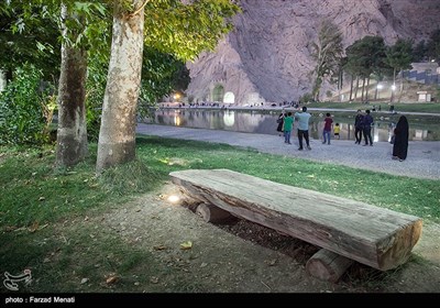 مسافران تابستانی در محوطه تاریخی طاقبستان