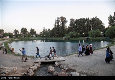 مسافران تابستانی در محوطه تاریخی طاقبستان