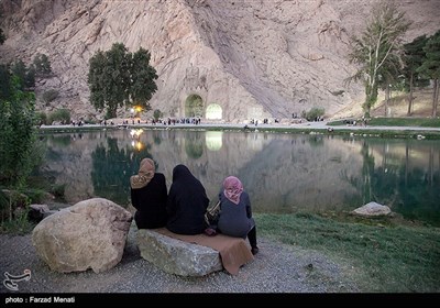 مسافران تابستانی در محوطه تاریخی طاقبستان