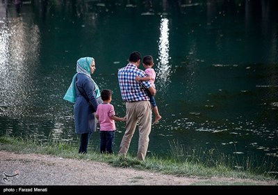 مسافران تابستانی در محوطه تاریخی طاقبستان