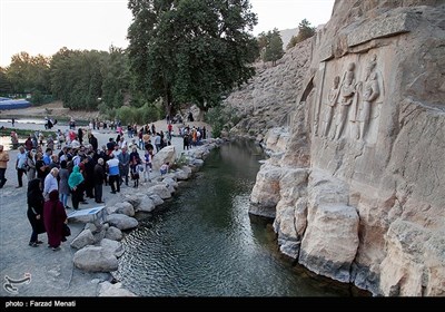 مسافران تابستانی در محوطه تاریخی طاقبستان