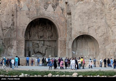 مسافران تابستانی در محوطه تاریخی طاقبستان