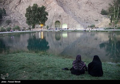 مسافران تابستانی در محوطه تاریخی طاقبستان