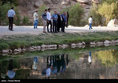 مسافران تابستانی در محوطه تاریخی طاقبستان