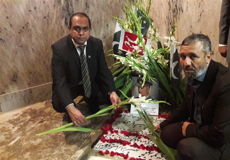 حرم امام رضا علیہ السلام میں مدفون پاک فوج کے سابق سربراہ جنرل موسی خان کو خراج عقیدت+ تصاویر