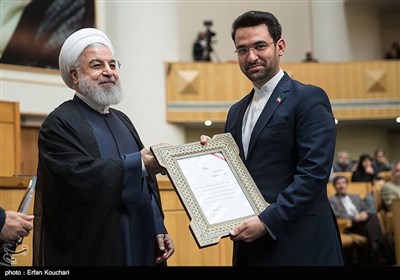 تقدیر از محمدجواد آذری جهرمی وزیر ارتباطات توسط حسن روحانی رییس جمهور در اختتامیه چهاردهمین جشنواره شهید رجایی