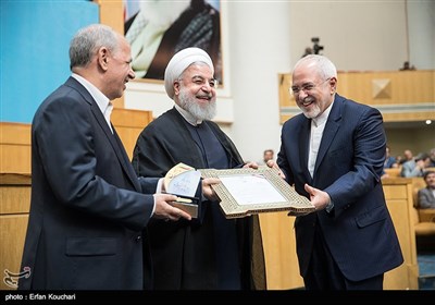تقدیر از محمد جواد ظریف، وزیر امور خارجه توسط رییس جمهور در اختتامیه چهاردهمین جشنواره شهید رجایی