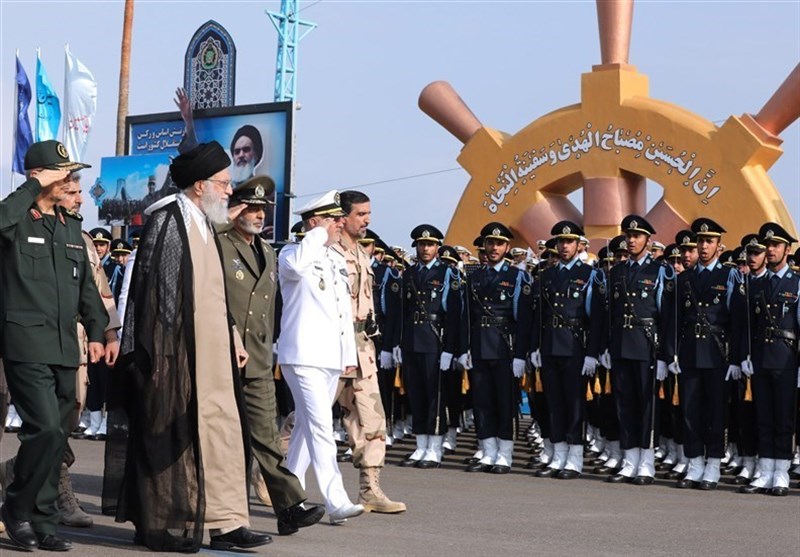 قائد الثورة الإسلامیة یشارک فی مراسم تخرج قوات الجیش فی نوشهر