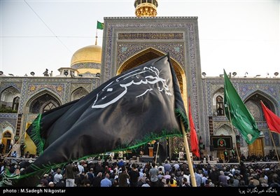 تعویض پرچم گنبد امام رضا(ع) به مناسبت آغاز ماه محرم