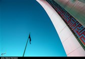 اهتزاز بزرگترین پرچم عزای حسینی در تهران+عکس