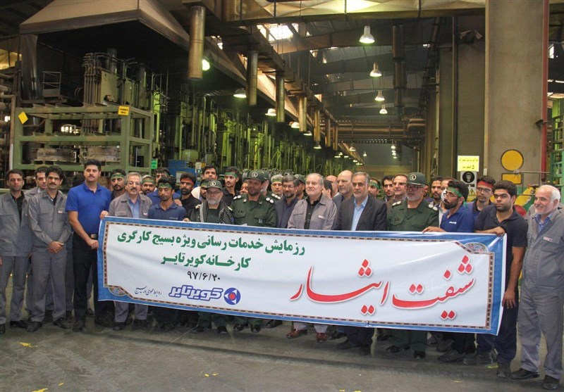 شیفت ایثار در زنجان؛ کارخانه‌های استان زنجان توسط کارگران بسیجی ضدعفونی می‌شود