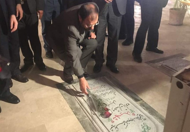 معاون پارلمانی رئیس جمهور به مقام شامخ شهدای بوشهر ادای احترام کرد