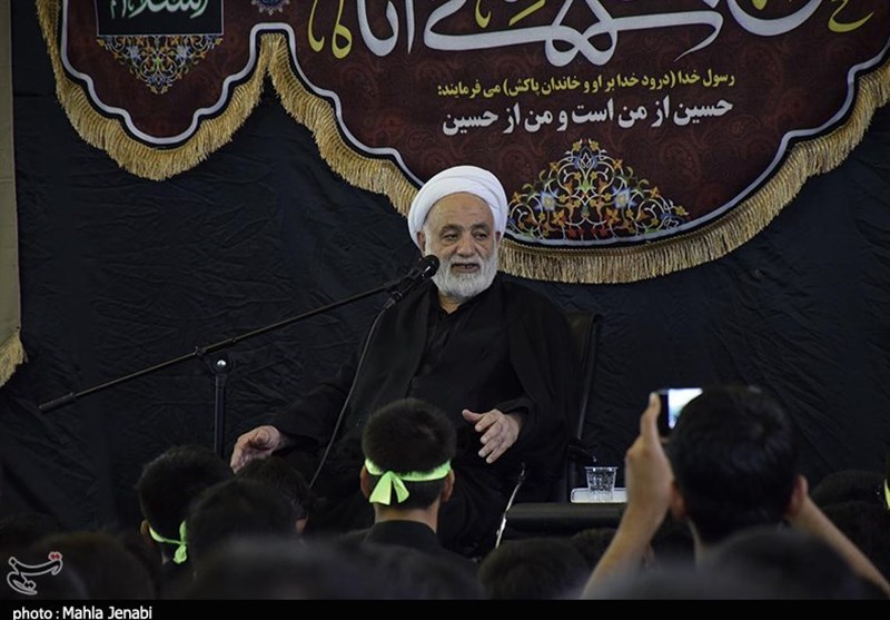 حجت‌الاسلام قرائتی در کرمان: عزاداران حسینی باید پرچمداران نماز باشند