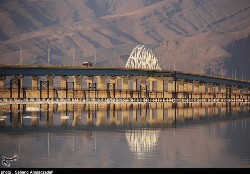 ادامه بی توجهی به روشنایی پل میان‌گذر دریاچه ارومیه+فیلم