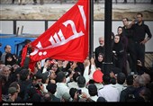 تجلی عشق و دلدادگی محبان اهل بیت(ع) در استقبال از پرچم سرخ حسینی در همدان+فیلم