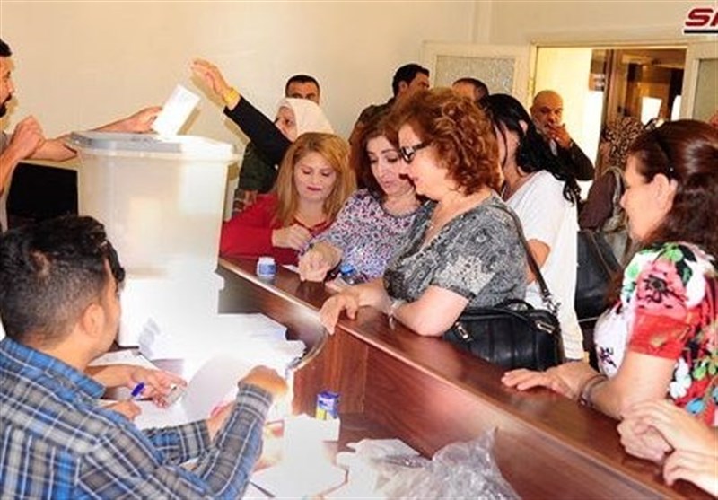 سوریه|حضور گسترده شهروندان در مراکز اخذ رأی؛ تمدید زمان اخذ رأی + تصاویر