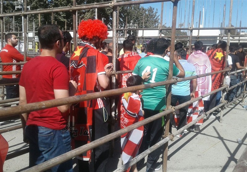 حاشیه دیدار پرسپولیس - السد| فروش بلیت با قیمت 500 هزار تومان و رونمایی از تونل جدید ورزشگاه آزادی + تصاویر