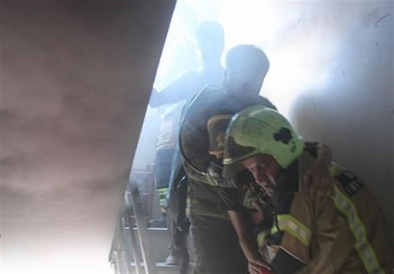 گرفتار شدن 5 نفر بر اثر آتش‌سوزی در ساختمان مسکونی + تصاویر