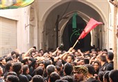 مراسم سنتی نخلگردانی در هیئت عزاداران حسینی کاشان/ استقرار درمانگاه موقت هیئت با ویزیت رایگان+فیلم