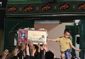 چشمان بارانی مادران بیرجندی در بدرقه شهید لکزایی / تسلی دل مادر با هم زبانی رباب در فراق علی اکبر
