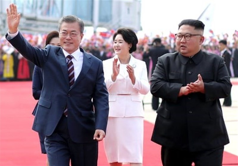 Kim Jong Un Hugs Moon Jae-in as Inter-Korean Summit Starts