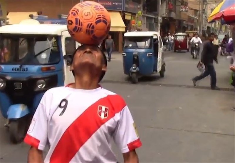85-Year-Old Football Fan Challenges Ronaldo by Showing Off Tricks on Street (+Video)