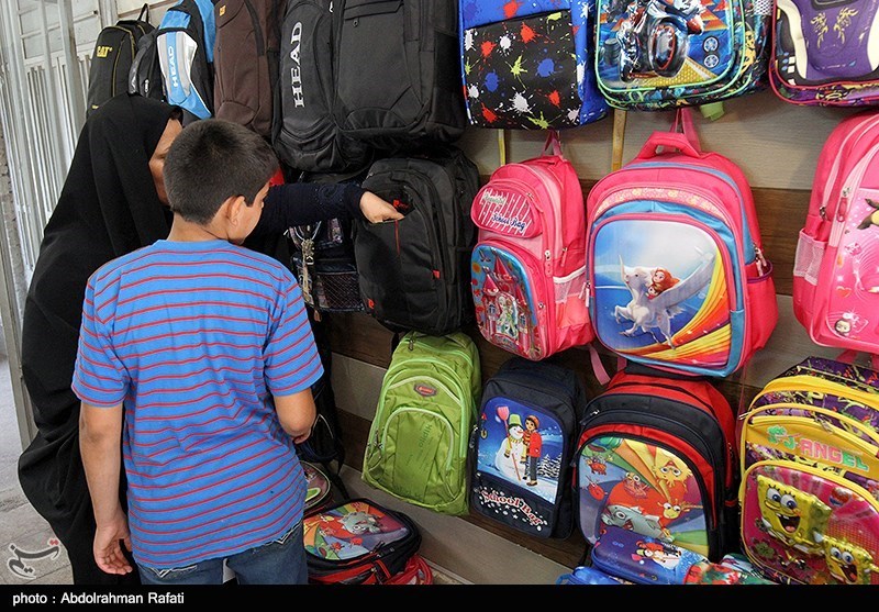 توزیع بسته‌های لوازم‌التحریر آستان قدس رضوی؛ مهرماه دانش‌آموزان مناطق محروم به لبخند گره خورد
