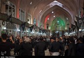 شور و شعور حسینی در تبریز ـ 5 | صحنه‌هایی زیبا از عزاداری بازاریان تبریزی+فیلم