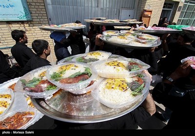 آیین سنتی توزیع نذری در روستای اراضی اصفهان 