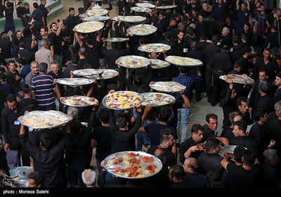 آیین سنتی توزیع نذری در روستای اراضی اصفهان 
