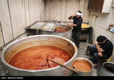 طبخ غذا برای عزاداران روز تاسوعای حسینی در تکیه ثارالله(ع)