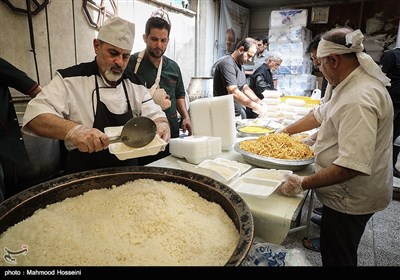 طبخ غذا برای عزاداران روز تاسوعای حسینی در تکیه ثارالله(ع)