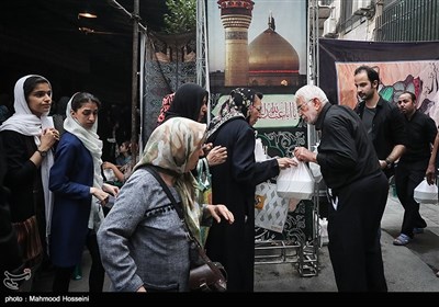 توزیع غذای نذری بین اقلیت های مذهبی در روز تاسوعای حسینی در تکیه ثارالله(ع)