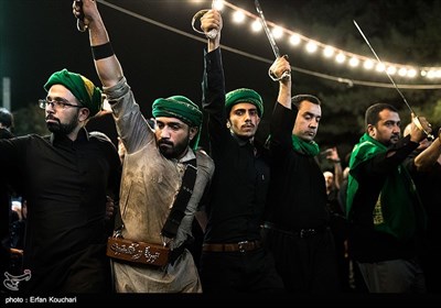 آئین مشق شمشیر که قبل از اجرای مراسم مشعل گردانی توسط نجفی های مقیم تهران برگزار می شود.