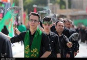 اصفهان| منزل به منزل به یاد شهدای جبههها در عاشورای حسینی+فیلم