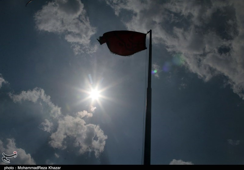 اهتزاز پرچم سرخ حسینی همزمان با روز عاشورا در سمنان به روایت تصویر