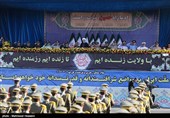 بدء العرض العسکری فی طهران والمحافظات الإیرانیة الاخرى بمناسبة أسبوع "الدفاع المقدس"