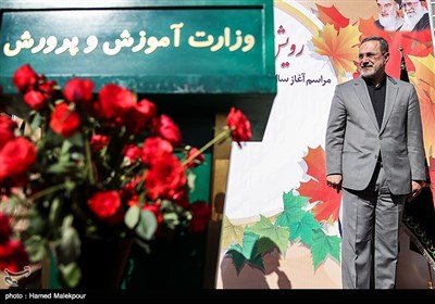 سیدمحمد بطحایی وزیر آموزش و پرورش در جشن شکوفه‌ها در دبستان شهید امیری‌کیا