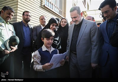 سیدمحمد بطحایی وزیر آموزش و پرورش در جشن شکوفه‌ها در دبستان شهید امیری‌کیا